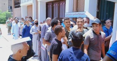 رغم كورونا.. طوابير وتزاحم على مقر تقديم تظلمات الثانوية العامة بقنا.. صور 