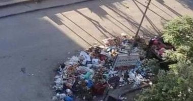 أهالى المنيل يطالبون برفع القمامة المتراكمة بوسط ميدان الباشا