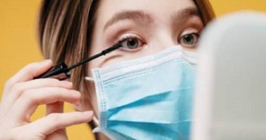 5 نصائح لمكياج يتناسب مع ارتداء الكمامة.. وفرى فلوس كريم الأساس