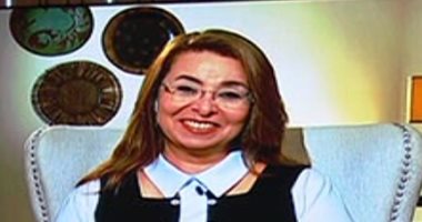 غادة والى تتقدم بالعزاء لنهاد أبو القمصان فى وفاة حافظ أبو سعدة
