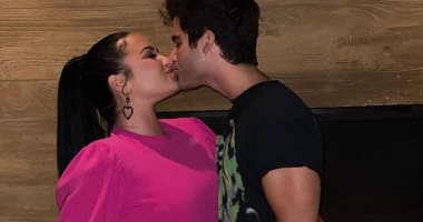 ديمى لوفاتو بحقيبة على شكل قلب أثناء خروجها من مطعم مع خطيبها.. صور