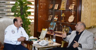 محافظ أسوان يبحث مع مدير الأمن انضباط الشارع وإزالة التعديات