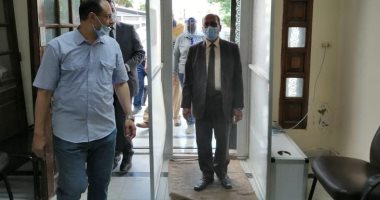 صور .. رئيس شركة مياه الإسكندرية يتابع تطبيق الاجراءات الإحترازية بالفروع التجارية 