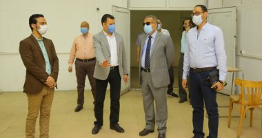 رئيس جامعة الأقصر يتفقد بدء امتحانات الدراسات العليا بكلية الفنون الجميلة
