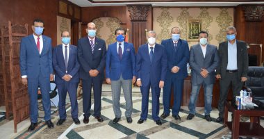 محافظ المنيا يستقبل رئيس الاتحاد المصرى للمينى فوتبول لافتتاح مقرا له