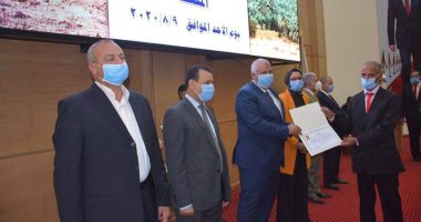 محافظ الوادى الجديد يكرم أوائل الثانوية العامة ويمنحهم مكافآت مالية.. صور