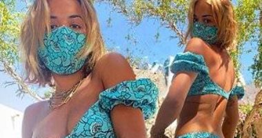 ريتا أورا على البحر بمايوه أزرق اللون وكمامة بنفس اللون ..صور 