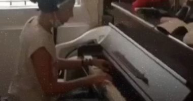 فتاة لبنانية تعزف على البيانو لفريق متطوعين يزيل آثار انفجار بيروت من منزلها