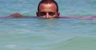 إطلالة صيفية لأحمد السقا من الساحل الشمالى أثناء السباحة.. صور