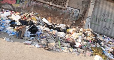 شكوى من تراكم القمامة أمام كلية هندسة المطرية بعين شمس