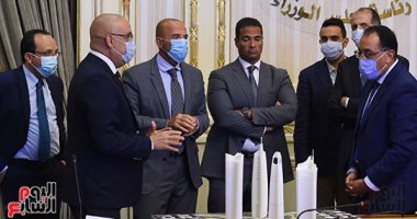 رئيس الوزراء يستعرض مخططات إنشاء مجمع متعدد الاستخدامات بالعلمين الجديدة   