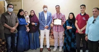 "صحة بنى سويف" تكرم أول الثانوية العامة مكرر بقريته جنوب المحافظة.. صور