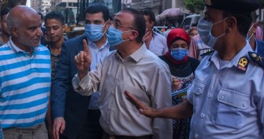 فيديو.. محافظ الإسكندرية يرصد تراكمات القمامة فى جولة مفاجئة بشارع 30