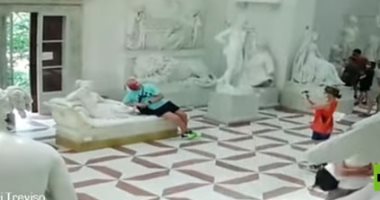 فيديو.. كاميرات المراقبة تفضح سائحا نمساويا شوه تمثالا فى متحف إيطالى