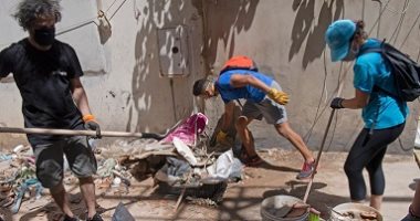 موظفو الأمم المتحدة ينظفون شوارع بيروت.. صور  