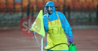 حتى الرايات والشباك.. شاهد مراحل تعقيم ملعب استاد القاهرة فى لقاء الأهلى وإنبى