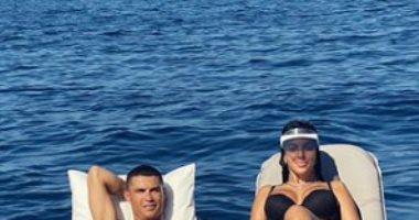 رونالدو يتغلب على أحزان الخروج من دورى الأبطال مع صديقته جورجينا.. صورة