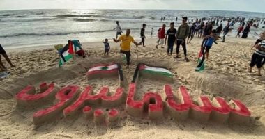 سلاما بيروت .. فنان فلسطينى ينحت علمى لبنان وفلسطين على الرمال