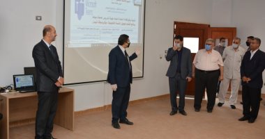 صور .. رئيس جامعة دمياط يفتتح دورات  "التعليم الهجين"