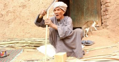 ولسه بنعافر.. عم عبد الله 86 عاماً شاهد على صناعة الجريد منذ طفولته بقنا