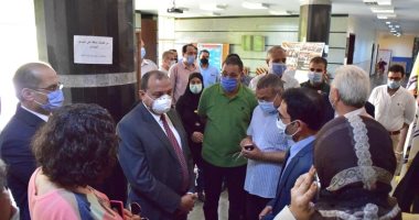 رئيس جامعة بنى سويف يتفقد اختبارات القدرات بكلية الإعلام.. صور