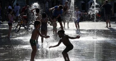 "مش فى مصر بس".. أطفال ونساء يحولون نافورة بروكسل إلى حمام سباحة