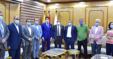 رئيس جامعة بنى سويف يبحث مع وفد من رجال أعمال ربط البحث العلمى بالصناعة