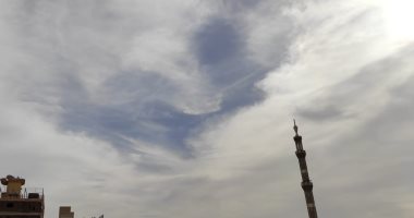 سحب كثيفة تغطى سماء الأقصر وتحجب قرص الشمس رغم حرارة الطقس.. صور