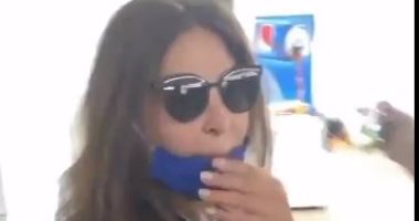 إليسا وسط المتطوعين لمساعدة المتضررين من تفجيرات بيروت.. فيديو