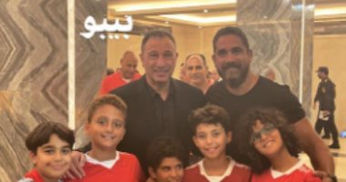 أمير كرارة يحتفل بفوز الأهلى على إنبى بصورة مع الخطيب