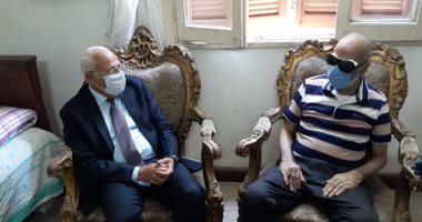 محافظ بورسعيد يزور البطل الفدائى محمد مهران بمنزلة ويطمئن على صحته.. صور 