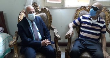 محافظ بورسعيد يزور البطل محمد مهران قائد المقاومة الشعبية.. صور