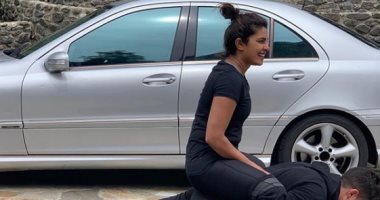 نيك جوناس يحمل بريانكا شوبرا اثناء تأدية تمارينه الرياضية. صورة 