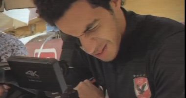 مصطفى شوبير يتقمص دور المصور في مران الأهلي استعداداً للإنتاج..صور