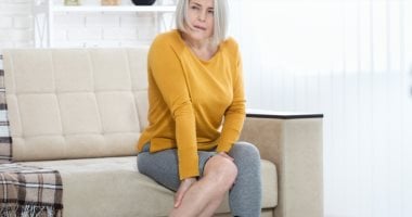 أعراض تدل على إصابتك بتجلط الدم بسبب كورونا منها تورم وتنميل الساق