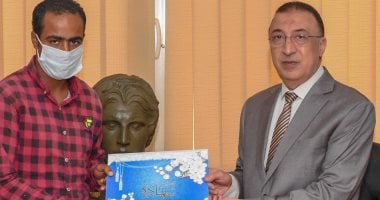 محافظ الإسكندرية يكرم عاملا تعرض للاعتداء أثناء إخلاء التجمعات بشاطئ النخيل