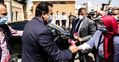 صور.. وزير التعليم العالى يتفقد مسرح جامعة عين شمس 