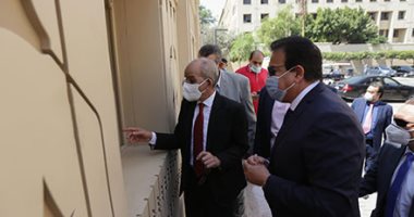 صور.. وزير التعليم العالى يتفقد مكتب التنسيق المركزى بجامعة عين شمس