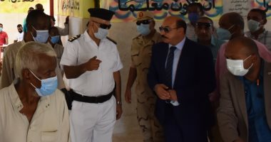 محافظ أسوان: توفير كمامات ومستلزمات طبية داخل اللجان (صور)