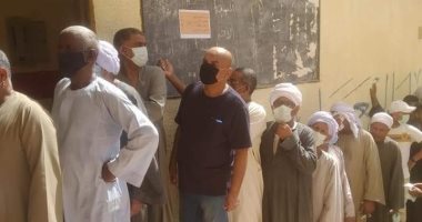 صور.. طوابير الناخبين تمتد أمام لجان انتخابات الشيوخ بالأقصر  