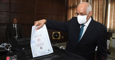 رئيس البرلمان عقب الإدلاء بصوته: مجلس الشيوخ سيكون له دور كبير بالحياة السياسية.. والانتخابات تجرى وسط حرية تامة وسننجح فى استكمال الاستحقاق التشريعى.. وتعديلات تقسيم دوائر النواب على جدول أعمال الجلسات القادمة