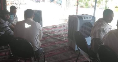 متطوعون يجهزون ساحات انتظار مكيفة للمشاركين فى انتخابات الشيوخ بالوادى الجديد