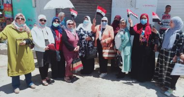 صور.. سيدات العريش يلوحن بعلم مصر أثناء الذهاب للجان انتخابات الشيوخ