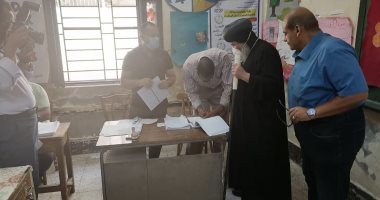 مطران أسيوط يدلى بصوته فى انتخابات مجلس الشيوخ.. صور
