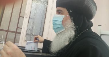 أسقف بنى سويف يدلى بصوته فى لجنة القومية بانتخابات الشيوخ (صور)