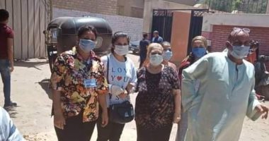 صور.. المرأة وكبار السن يتصدرون المشهد أمام اللجان الانتخابية لمجلس الشيوخ بالمنيا