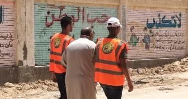شباب مدينة العريش يساعدون كبار السن على الإدلاء بأصواتهم فى انتخابات الشيوخ