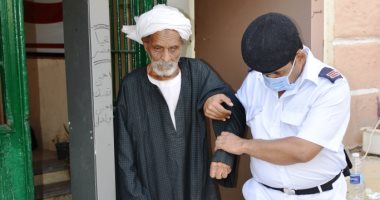 الشرطة تساعد كبار السن للإدلاء بأصواته فى انتخابات الشيوخ بأسوان