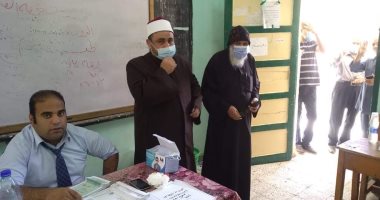 قس وإمام مسجد يدليان بأصواتهما بانتخابات الشيوخ فى بنى سويف.. صور