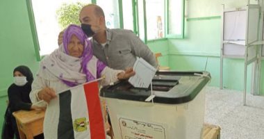 عجوز بالشرقية: دخلت بالعلم للتصويت لأكون قدوة للشباب والمشاركة وواجب وطنى